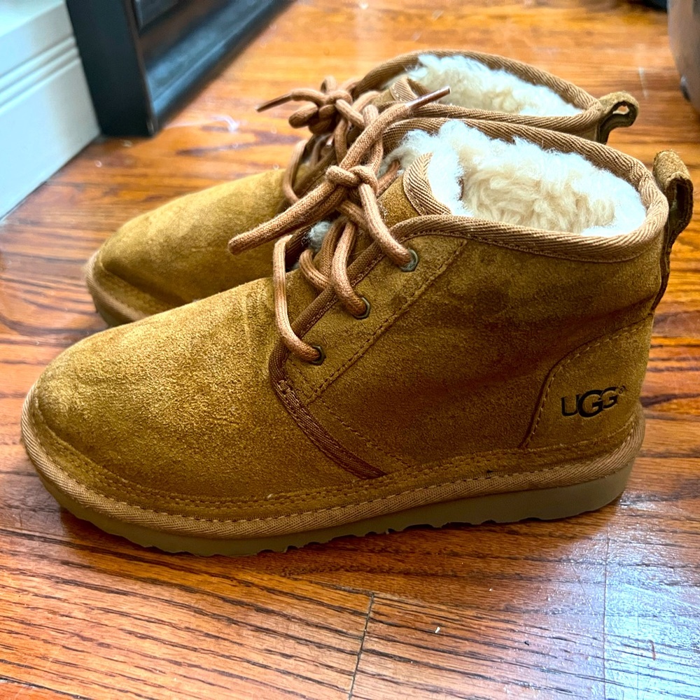 UGG neumel boots for boys. Very well kept, worn once.